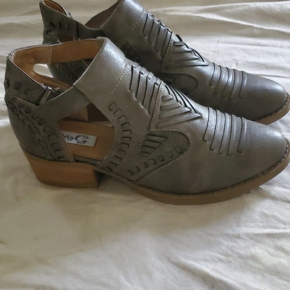 Very G booties - Picture 2 of 3